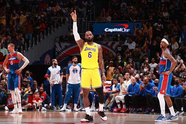 开云体育官方网址-詹皇超越马龙寒冬却未远去 里程碑之夜再变里程悲