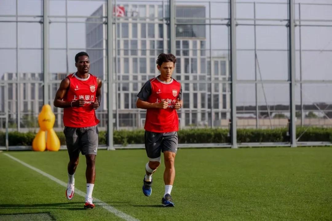 东体：海港外援克劳德已经归队并进行恢复训练